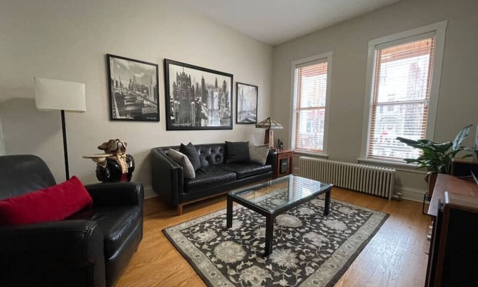 Sheffield and DePaul House | Charming 2 Bedroom Flat, in heart of Lincoln Park