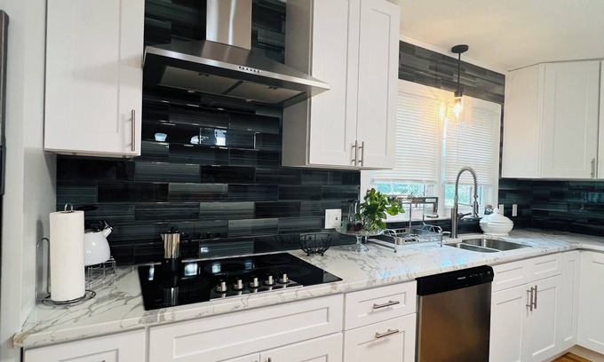 High Point House | Charming 2-bedroom house in superb High Point with AC, WiFi, privet parking,
