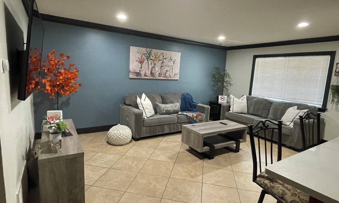 Sacramento House | Charming 2-bedroom house in fabulous Sacramento with AC, WiFi. Full remodeled.