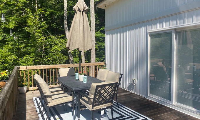 Stokes House | Charming 2-bedroom house in marvelous Stokesdale 2 mins from Carolina Marina