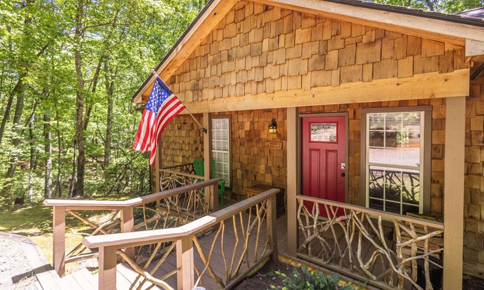 Helen House | Charming 2-bedroom house with WiFi, AC in peaceful Cleveland
