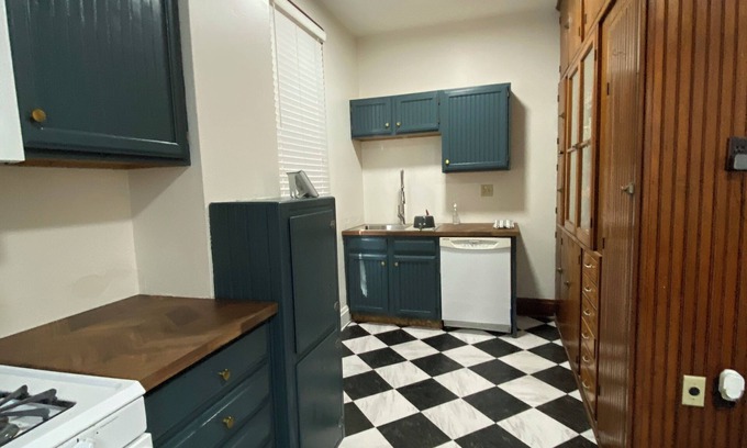 Covington House | Charming 2-bedroom house with WiFi, off street parking and side yard.