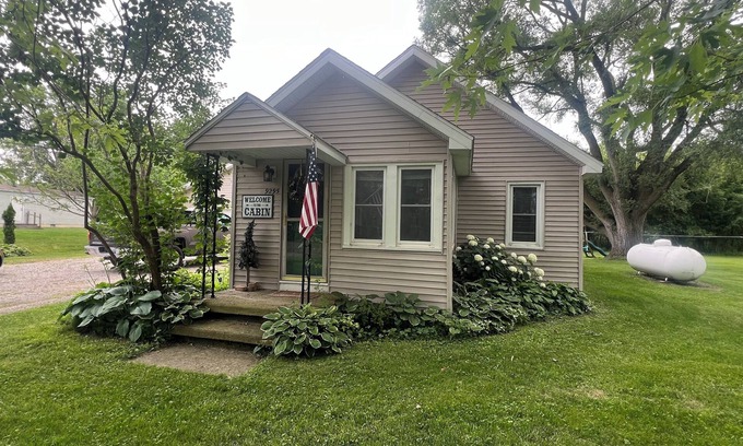 Gilford House | Charming 2-bedroom house in Fairgrove with AC, WiFi , Smart TV , Pet Friendly,