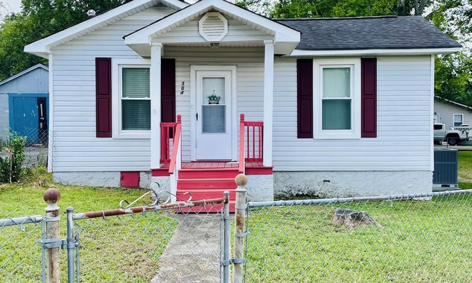 Rossville House | Charming 2-bedroom house in Pleasant Rossville with AC, WiFi, fenced in yard!