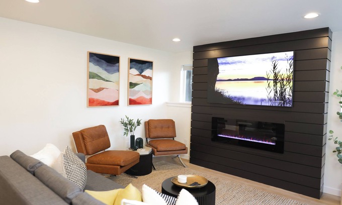Downtown Vancouver House | Charming 2-bedroom House with Fire Place In lovely Vancouver Downtown