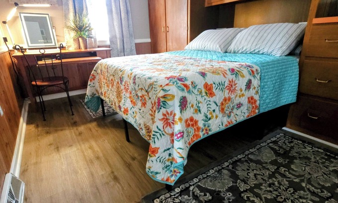 Wadsworth House | Charming 2-bedroom house, AV charger, airhocky and pet friendly
