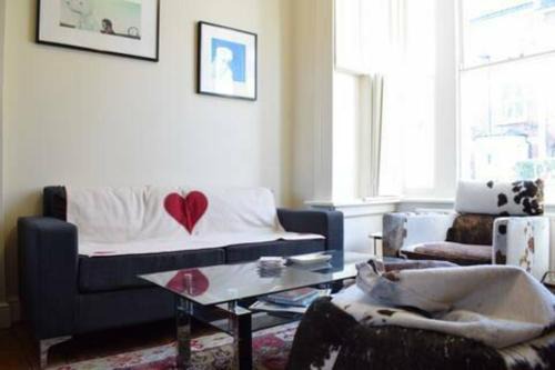 Highbury West Apartment | Charming 2 Bedroom Home 3 mins from Arsenal Station