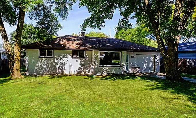 Appleton House | Charming 2-bedroom house in lovely Appleton, only 20 minutes from EAA