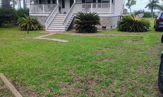 Dale House | Charming 2-bedroom house in enjoyable Beaufort on the water.