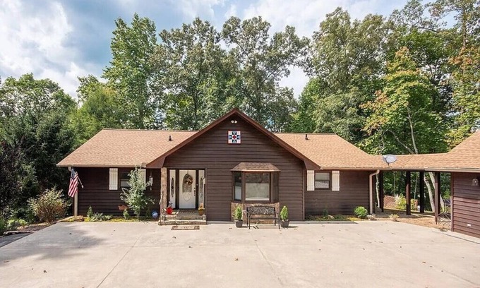 Franklin House | Charming 2-bedroom house in Franklin NC with Bonus apartment above the garage