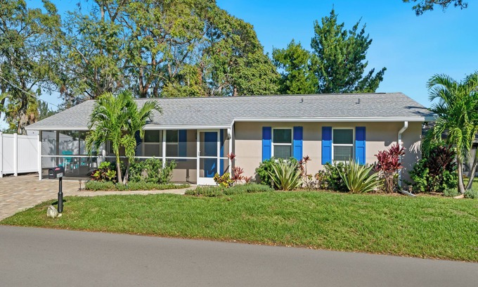 Arlington Park House | Charming 2-bedroom house in lovely Sarasota with AC, WiFi