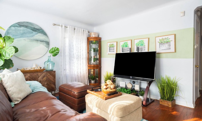 Detroit House | Charming 2-bedroom house in cool Detroit in the eara of 8 livernois