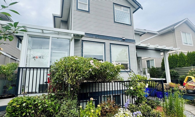 Southwest Gordon Estate House | Charming 2-bedroom house in cool Langley with Free Parking