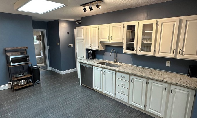 Ottawa Division House | Charming 2-bedroom house in wonderful Ottawa with AC, WiFi