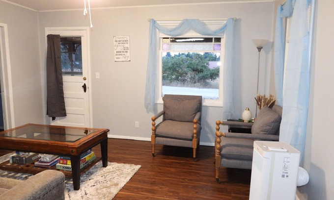 Darby House | Charming 2-bedroom house in delightful Darby with AC