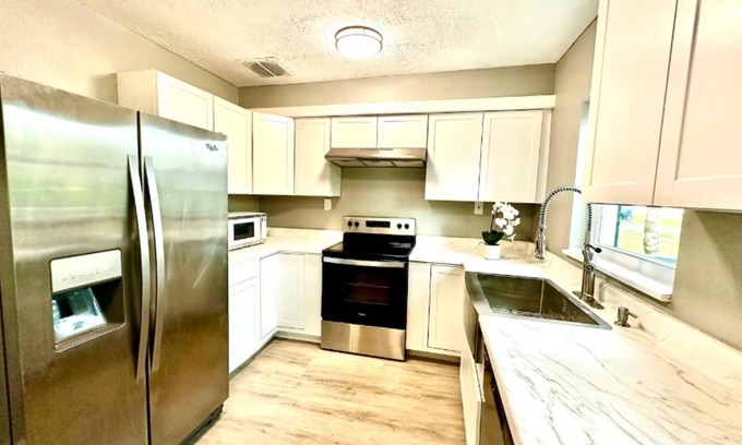 Southside Rural Community House | Charming 2-bedroom house in Ruskin with WiFi and AC