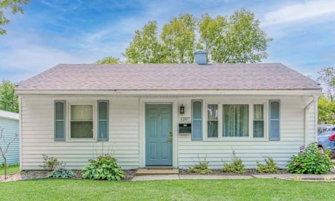 Urbana House | Charming 2-bedroom house in welcoming Urbana with AC, WiFi