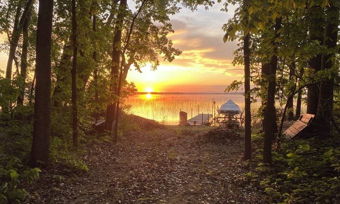 Dent Cabin | Charming 2 bedroom lake cabin