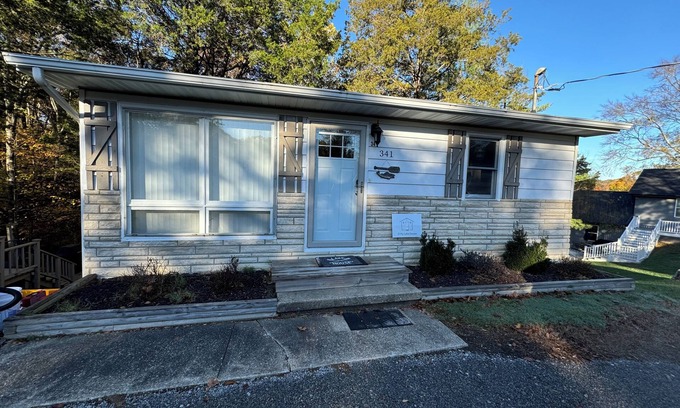 Wolf Creek House | Charming 2-bedroom Lake House in Marion with WiFi and AC