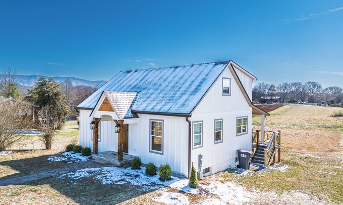Maryville Cottage | Charming 2-bedroom + Loft cottage in Maryville Tennessee