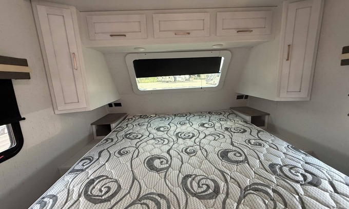Round Top House | Charming 2-bedroom RV in lovely Round Top with AC sleeps 8