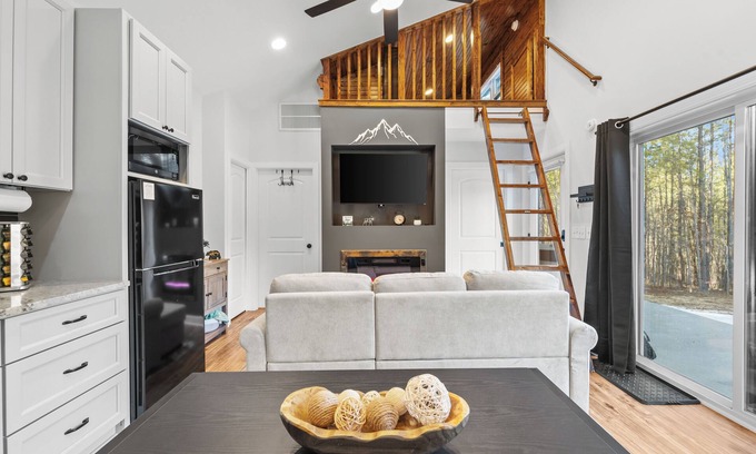Schuyler House | Charming 2-bedroom tiny house with hot tub, fire pit, close to Nelson 151
