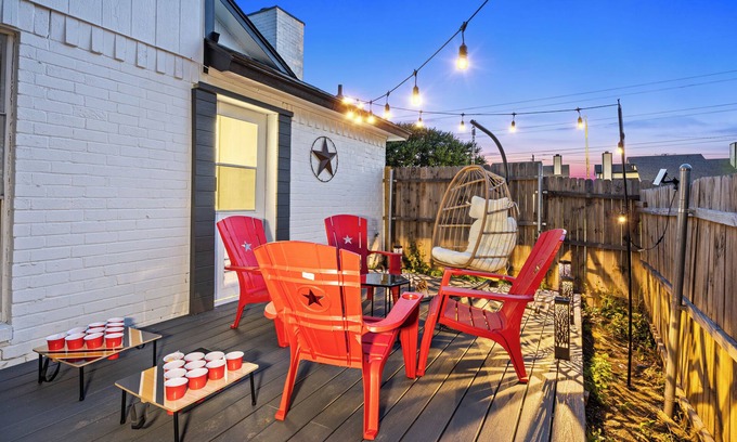 South Arlington House | Charming 2-bedroom townhome with WiFi, AC in welcoming Arlington