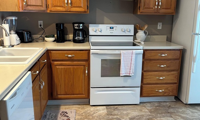 Bristol House | Charming 2-bedroom townhome Bristol minutes from local attractions!