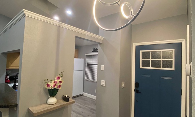 Orlando House | Charming 2-bedroom townhome in fabulous Orlando, family and pet friendly