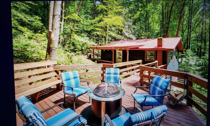 Blairsville Cabin | Charming 2-bedroom cabin with WiFi, AC in enchanting Blairsville
