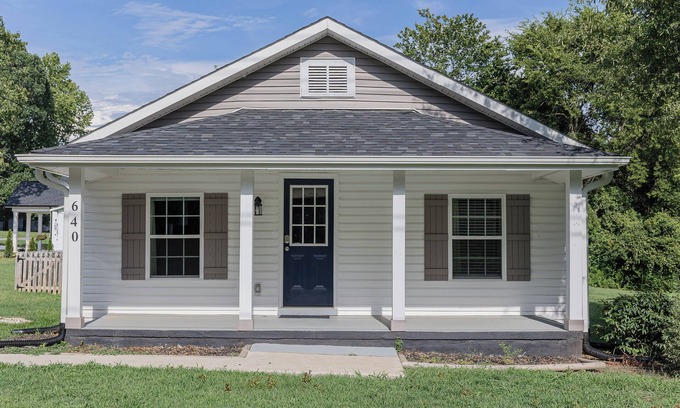 China Grove House | Charming 2-bedroom house with AC and WiFi in enjoyable China Grove