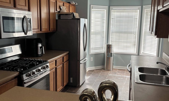 Riverdale House | Charming 2-bedroom townhome in College Park with AC, WiFi