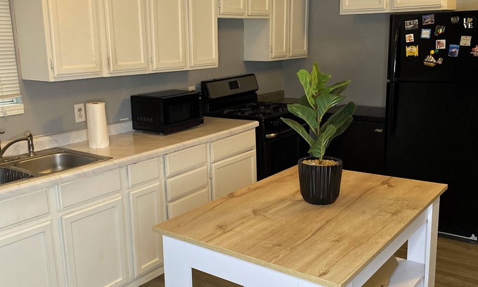 Near Northside House | Charming 2-bedroom house with WiFi in fabulous Indianapolis