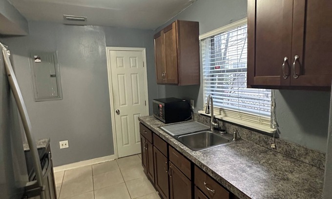 Murray Hill Apartment | Charming 2-bedroom apartment with AC, WiFi in terrific Jacksonville