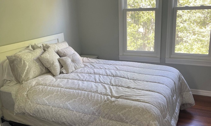 Brentwood House | Charming 2-bedroom house in fabulous Jacksonville with WiFi, AC Tv in every room