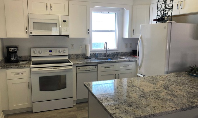 Hutchinson Island South House | Charming 2-bedroom house near beach and community pool in Jensen Beach