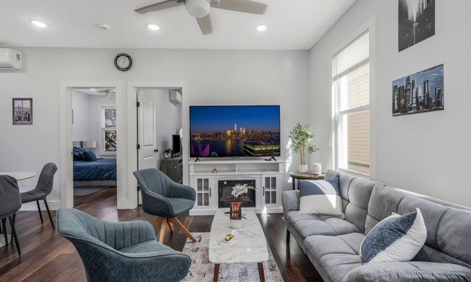 The Heights Apartment | Charming 2-bedroom apartment with WiFi, AC in lovely Jersey City