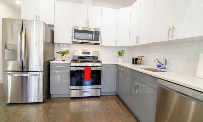 Communipaw Apartment | Charming 2-bedroom apartment with WiFi, AC in terrific Jersey City