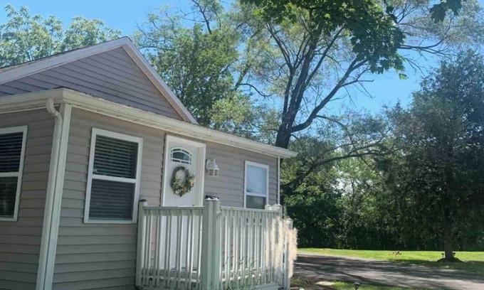 Lake Geneva Cottage | Charming 2-bedroom cottage in lovely Lake Geneva with WiFi, AC