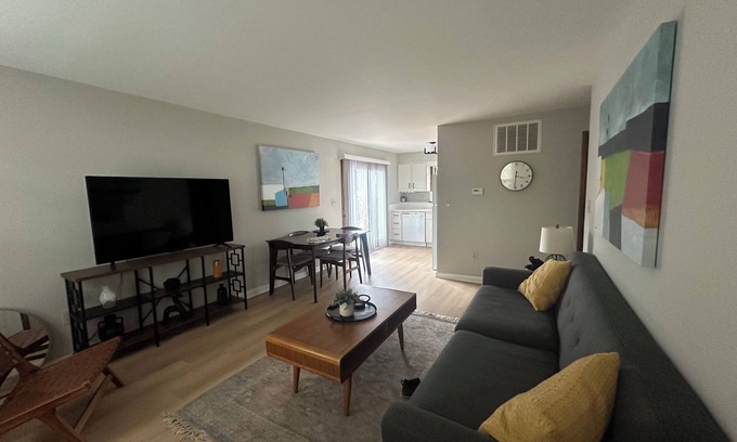 Libertyville Apartment | Charming 2 Bedroom Apartment in Libertyville