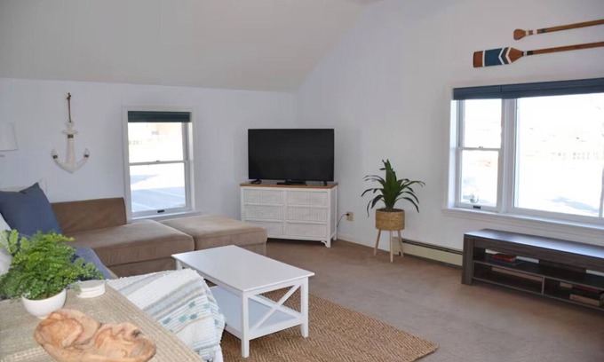 Lincolnville Apartment | Charming 2-bedroom apartment - just steps from Lincolnville Beach!