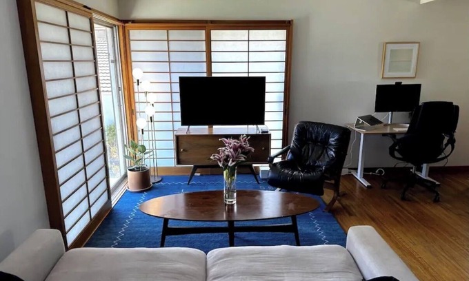 Silver Lake House | Charming 2-bedroom house with WiFi, AC in Los Angeles. 1,000 sq feet.