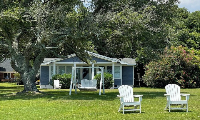 Sneads Ferry Cottage | Charming 2-bedroom cottage in Sneads Ferry with WiFi and AC