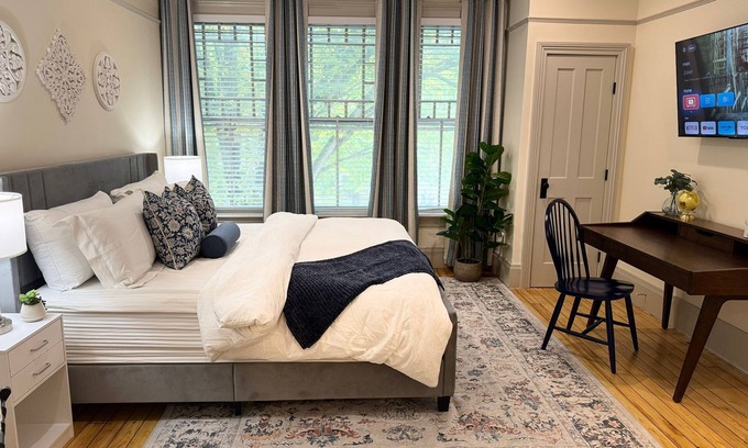 Stockbridge Apartment | Charming 2-bedroom apartment in downtown Stockbridge with AC, WiFi