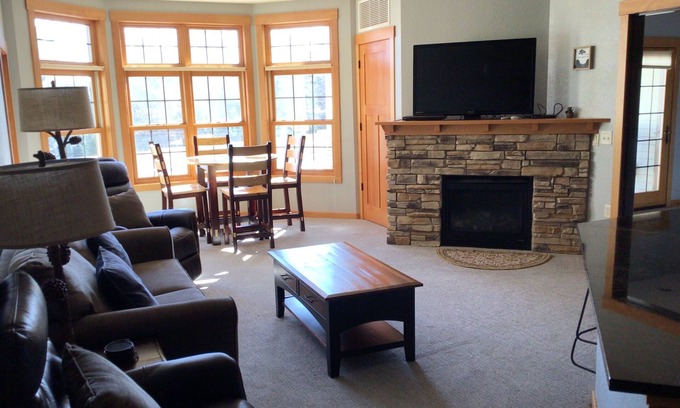 Three Lakes Condo | Charming 2-bedroom condo with AC, WiFi in superb Three Lakes