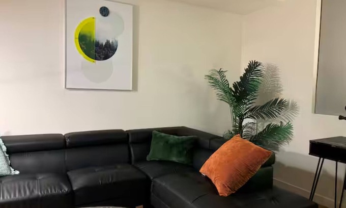 Downtown Apartment | Charming 2-BR 2-BA 4 Beds Apt in Glendale