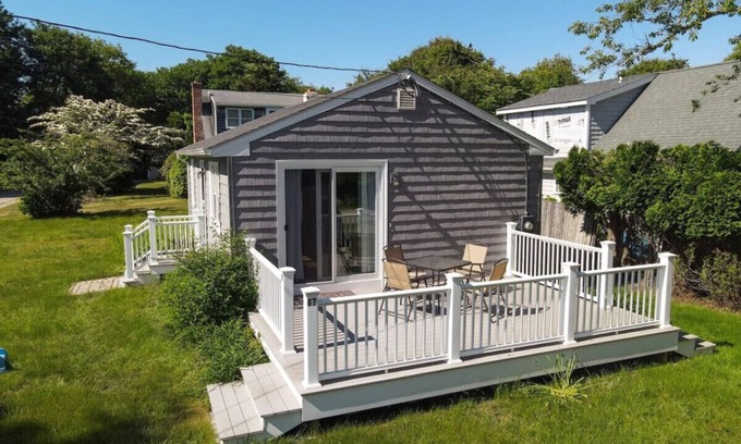 Green Hill House | Charming 2 BR Green Hill Beach Cottage