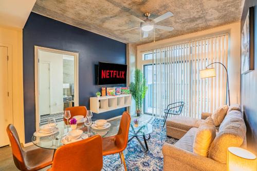 Evans Churchill Apartment | Charming 2BD - Central Downtown - Gym, Pool, Parking