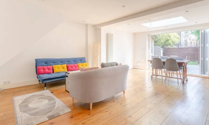 Askew Apartment | Charming 2BD Flat with Garden near Hammersmith