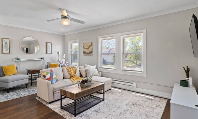 Milwaukee Apartment | Charming 2BD W/Parking 15 Mins from Downtown